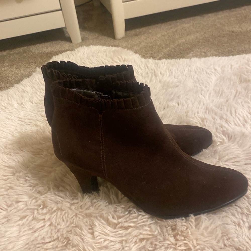 New misses 9.5 Aerosoles brown synthetic suede booties